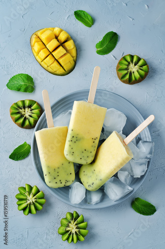 Fototapeta Naklejka Na Ścianę i Meble -  Kiwi mango ice cream with fruits and ices