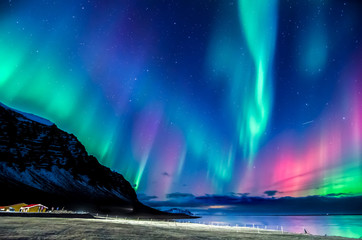 Leinwandbilder Nordlichter Leuchtend buntes Nordlicht am Polarhimmel  © Simone