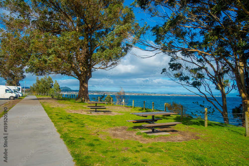 Obraz premium Beautiful view of lovely Lake Taupo with mountains an city in the background at spring, North Island of New Zealand with beautiful blue sky