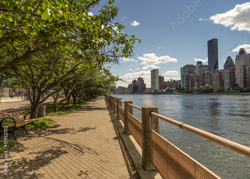 Fotografie, Tablou East River and East Side  Manhattan Skyline from Roosevelt Island Walkway