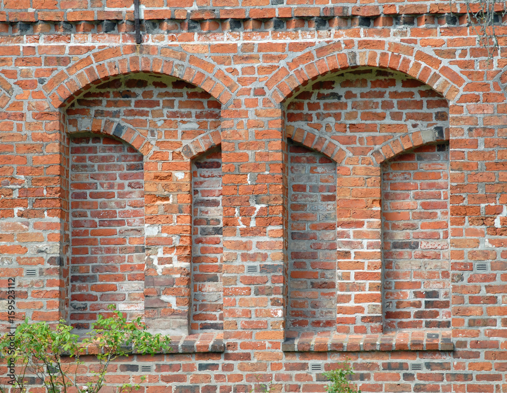 Historische Backsteinfassade mit Rundbögen Historische Backsteinfassade mit Rundbögen