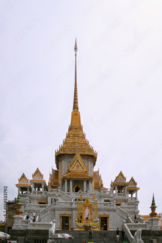 Fototapeta premium BANGKOK - May 24: Golden Buddha Temple names Wat Traimitr and Pra Maha Mondop, Very important and beautiful temple in Bangkok Visited by many tourists, panorama on May 24, 2017 in Bangkok,Thailand