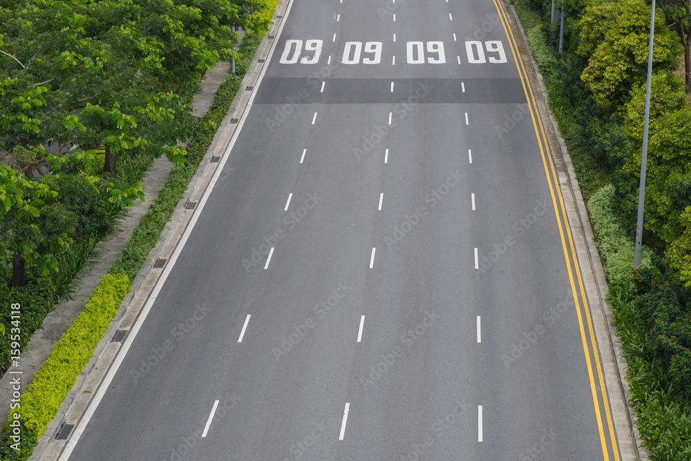 Obraz premium top view of curving road with trees in a public park