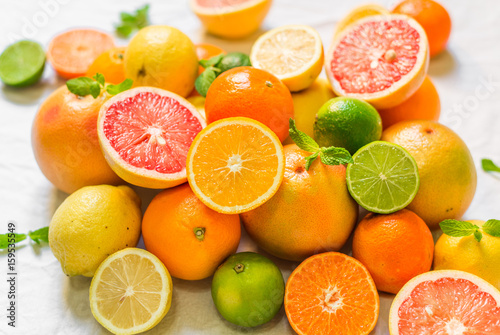 Fényképezés A large assortment of colorful citrus fruit (lemon, lime, orange, grapefruit, ma