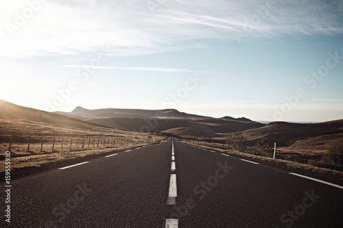 Fototapeta Naklejka Na Ścianę i Meble -  Route de montagne au coucher de soleil