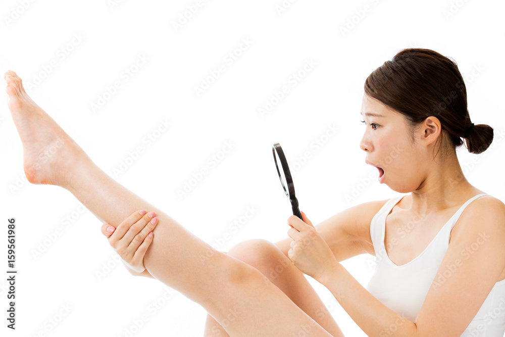 虫めがねで脛を見る女性 虫めがねで脛を見る女性
