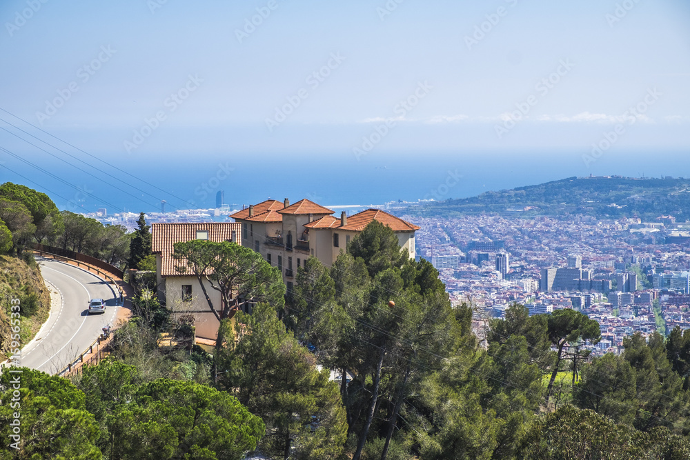 Obraz premium Panoramic view of the Catalan capital from Tibidabo mountain