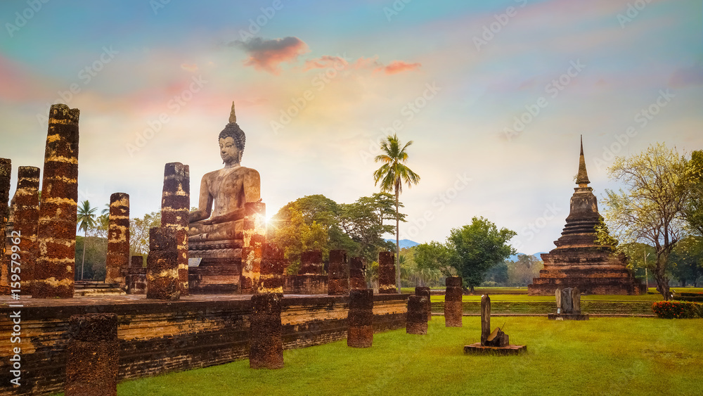 Obraz premium Wat Mahathat Temple at Sukhothai Historical Park, a UNESCO World Heritage Site in Thailand