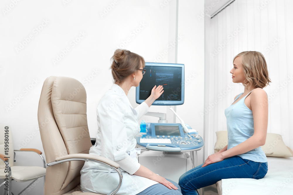Φωτογραφία Shot of a beautiful young woman smiling joyfully having an appointment with her doctor ultrasound scanner technology communication trust experience professionalism clinic health consciousness