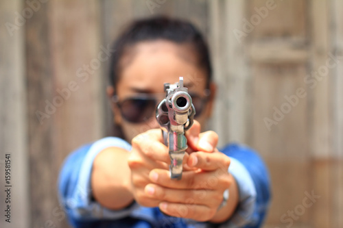 Valokuva The woman at the shooting range shot from a revolvers