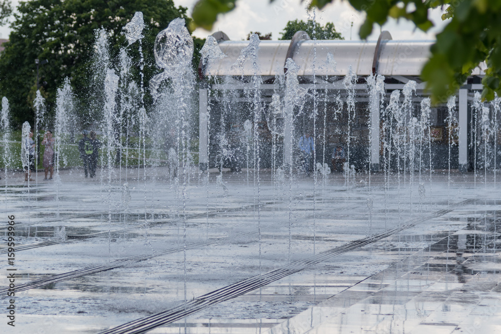 Φωτογραφία Fontants on the street in the heat. Water on the road