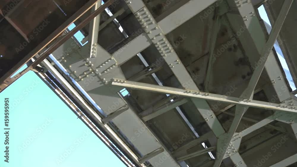 Support above the bridge Support above the bridge