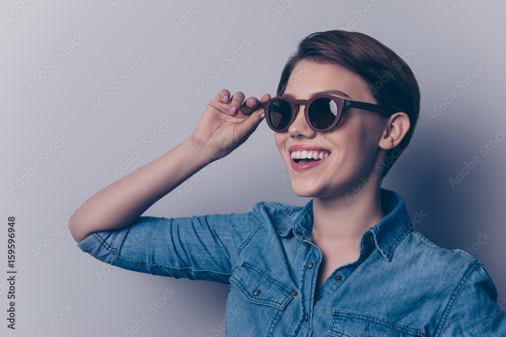 Φωτογραφία Close up portrait of glamorous young pretty girl in wooden sunglasses and stylis