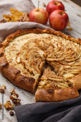 Step by step recipe for open apple pie with nuts