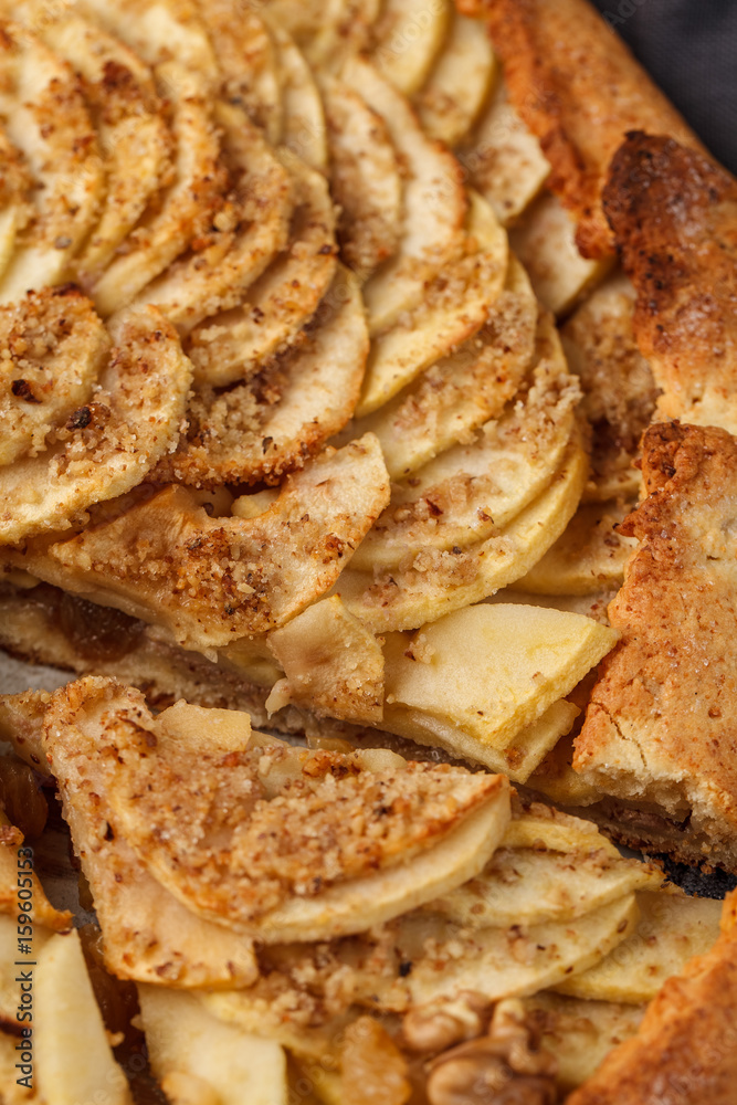 Step by step recipe for open apple pie with nuts