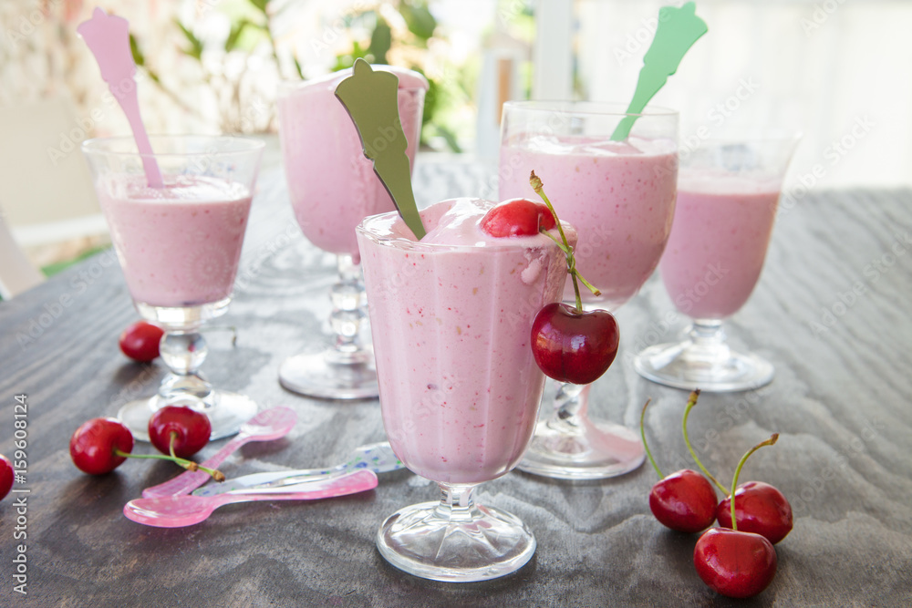 Bunter Milchshake mit Kirsche Bunter Milchshake mit Kirsche