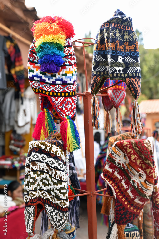 Bonnets péruviens au marché indien de Raqchi au Pérou