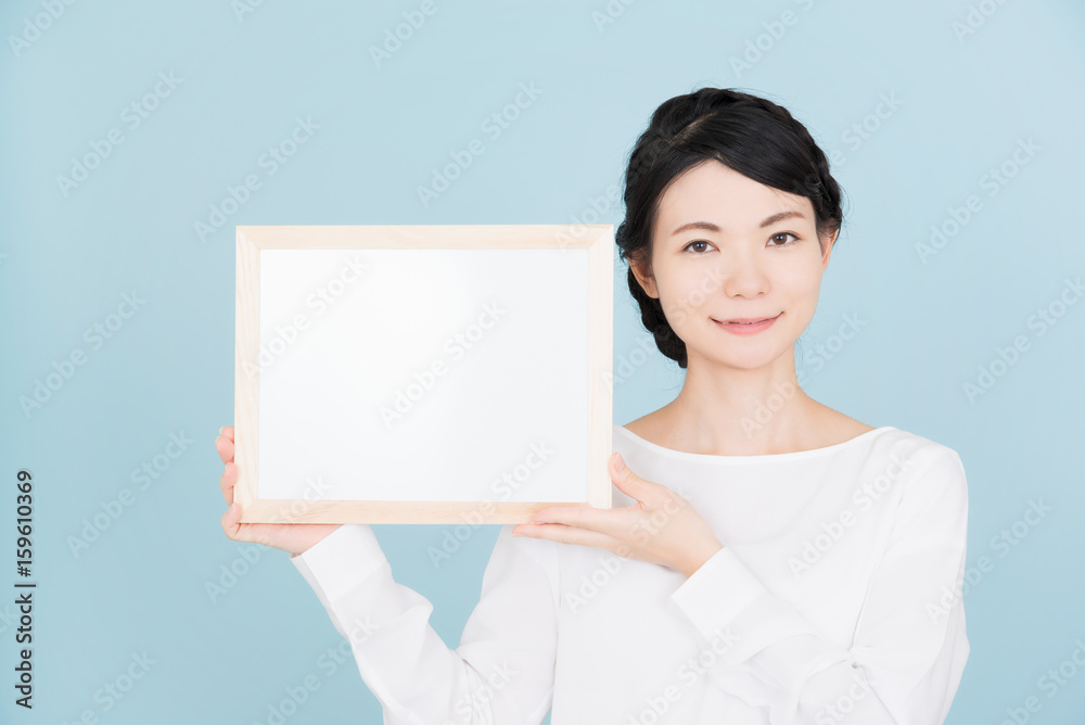 ホワイトボードを持つ女性 ホワイトボードを持つ女性