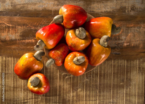 Obraz na płótnie Some cashew fruit over a wooden surface. w salonie