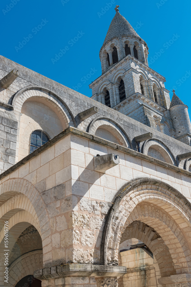 Église Notre-Dame-la-Grande de Poitiers. Notre-Dame-la-Grande est une église collégiale romane située à Poitiers. Sa façade sculptée est un chef-d'œuvre unanimement reconnu de l'art religieux de cette