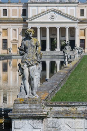  Le statue di Villa Pisani  photo