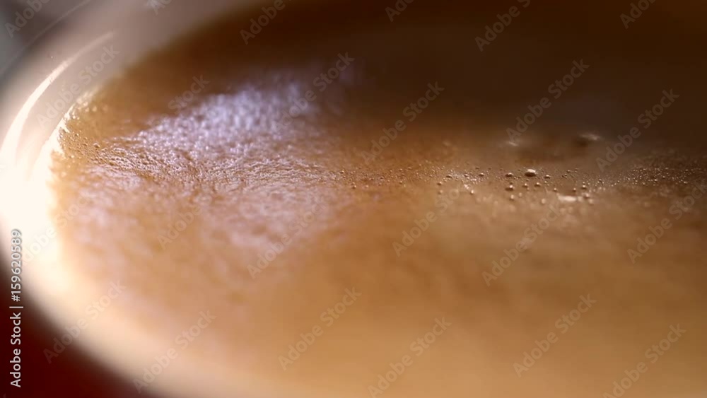 Slow motion goutte qui tombe dans café
