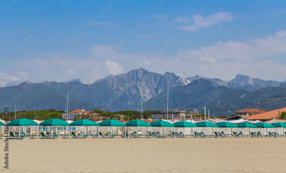 Forte dei Marmi Strandliegen am Strand mit Sonnenschutz Forte dei Marmi Strandliegen am Strand mit Sonnenschutz