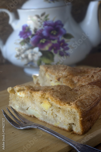 Hausgemachter Apfelkuchen aus Dinkelmehl photo