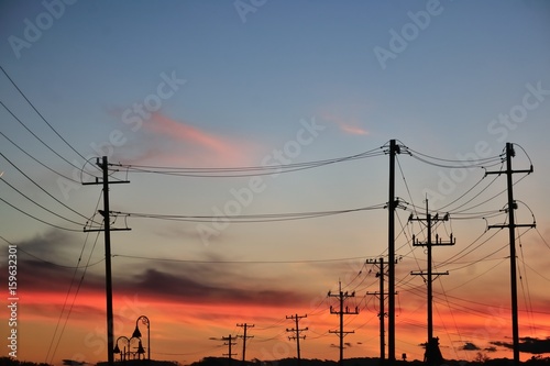 Fotografía Telephone grid above and around railroad tracks provides a foreground to a colorful spring sunset in the Chicago suburban community of Bartlett, Illinois