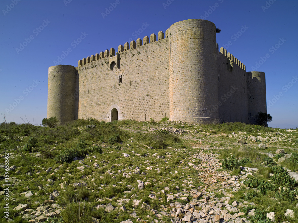 Castillo mediabal restaurado de Torroella de Montgri en una montaña en Girona Cataluña España