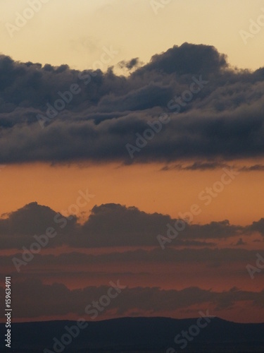 wolken Kontrast hell dunkel abend indigo orange grau