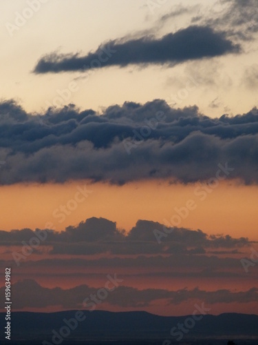 wolken Kontrast hell dunkel abend indigo orange grau