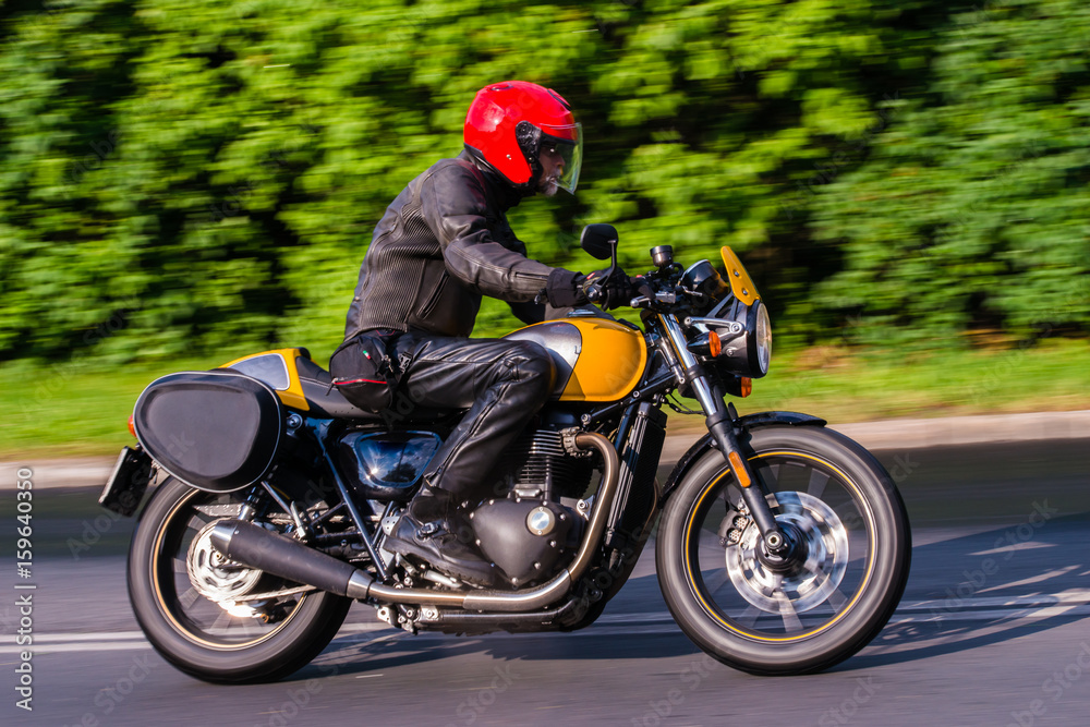 Obraz premium Rider on his street-style motorbike 
