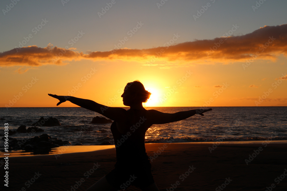 Yoga Frau Sonnenuntegang Strand