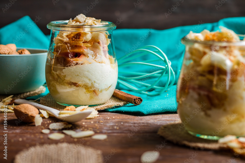 Apfelkompott auf Joghurt mit gerösteten Mandeln Stock-Foto | Adobe Stock