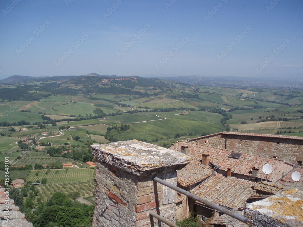 Dächer mit Hügellandschaft in Italien