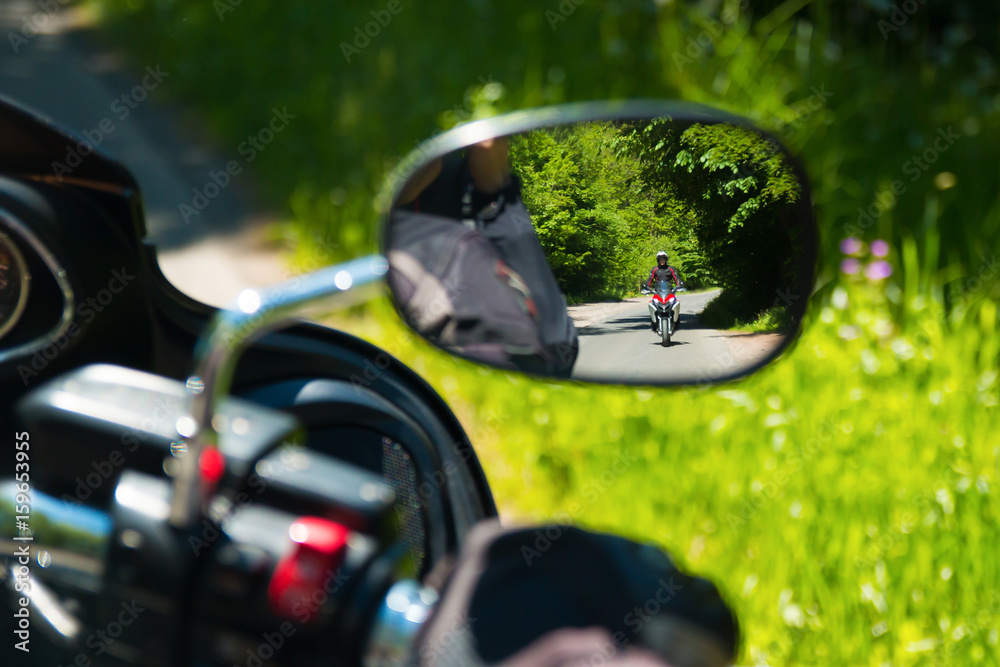 Obraz premium Motorcycle on the rural road in the mirror
