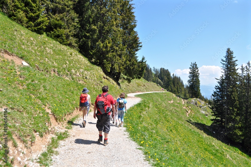 Wanderer - Familie auf Höhenwanderung. in den Schweizer Bergen am Wandern