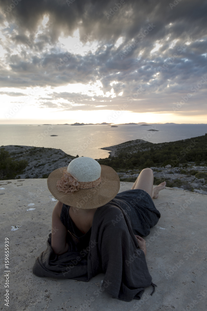 Φωτογραφία Sonnenuntergang auf den Kornaten, Frau genießt letzte Sonnenstrahlen auf der Ins