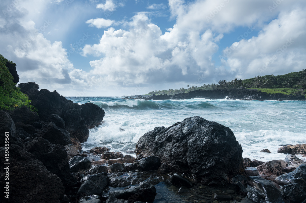 Obraz premium Black sand beach at Waianapanapa on the road to Hana in Maui