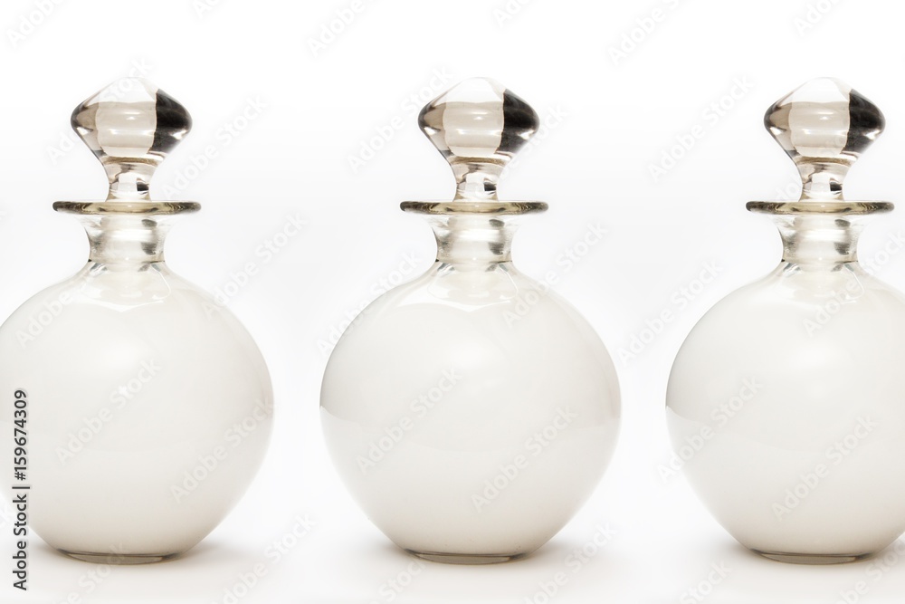 Bademilch in gläsernem Kugelgefäß Bademilch in gläsernem Kugelgefäß