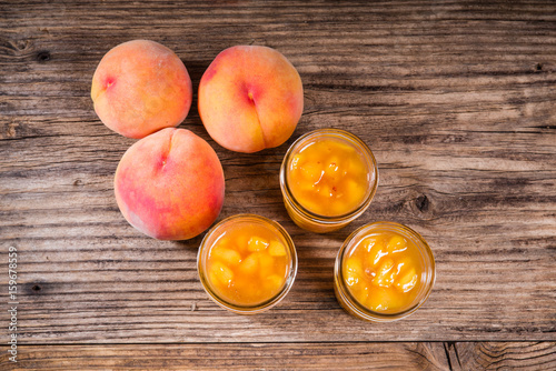 Foto Yellow peaches and jars of pie filling