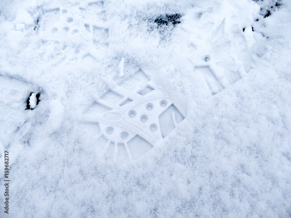 雪についた靴の痕