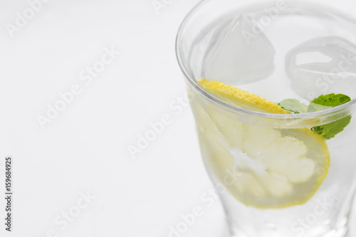水とレモンが入ったグラス