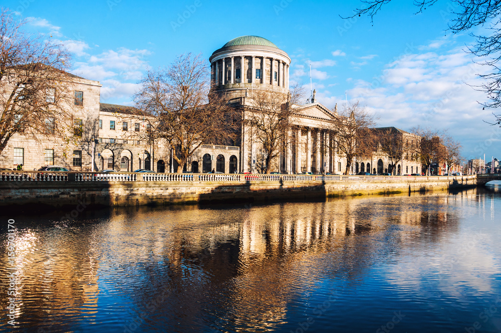 Obraz premium Budynek czterech sądów w Dublinie w Irlandii