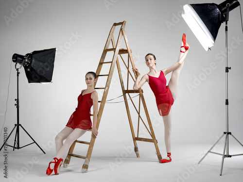 Studio fotografico con scala, luci e ballerine