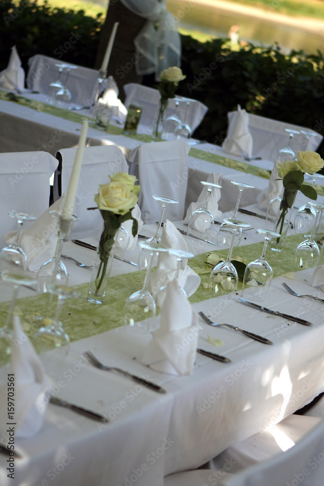 Tischdeko Hochzeit Blumen und Glöser Feste feiern Stock Photo | Adobe Stock