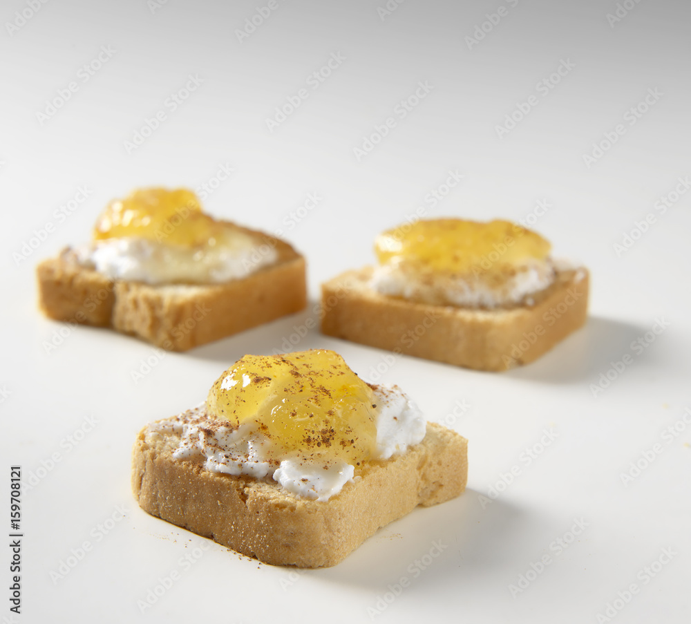 Crostino con marmellata di albicocche Crostino con marmellata di albicocche