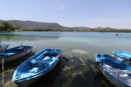 Barcas azules para pasear en el Estanque de Banyoles  Catalunya