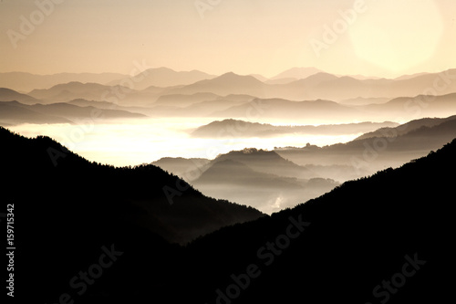 東洋画・水墨画のような山の絶景
